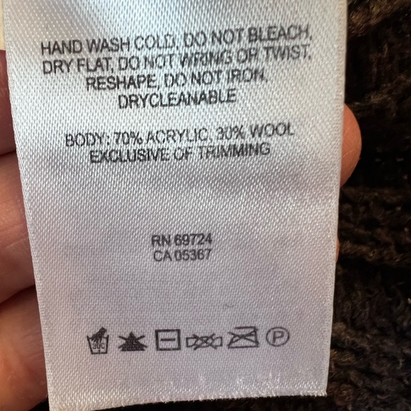 Columbia vintage women’s v neck sweater, size Medium - Picture 5 of 5